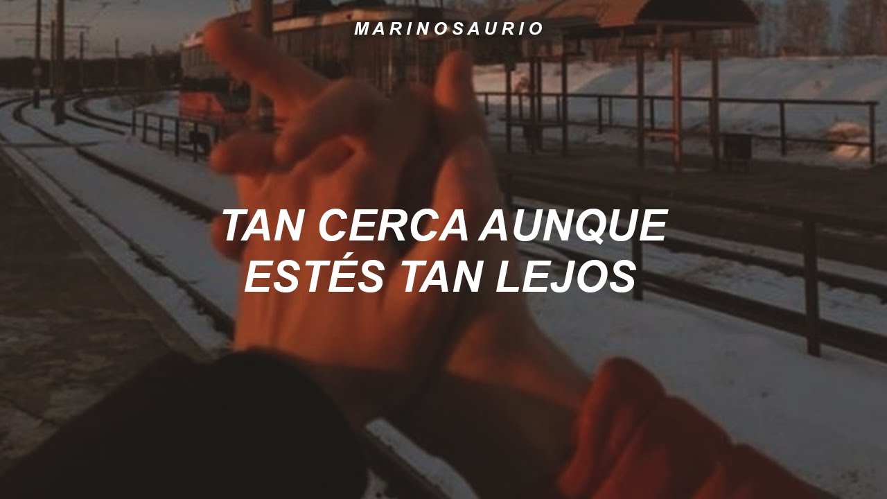 a varios cientos de kilómetros letra