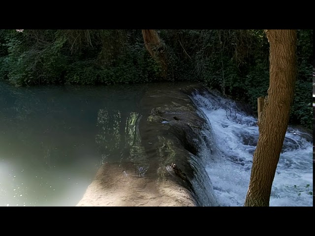 lugar de aguas tranquilas en un río