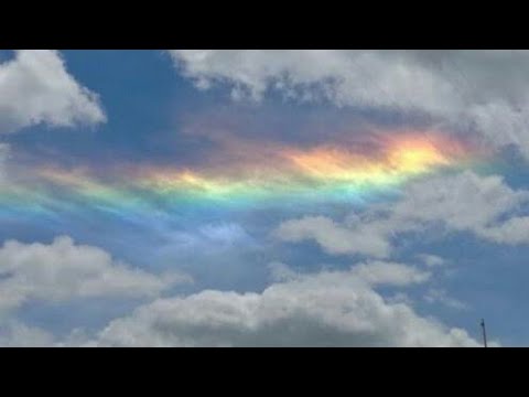 nubes de colores en el cielo