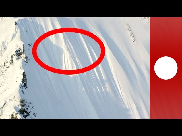 masa de nieve que cae de la montaña