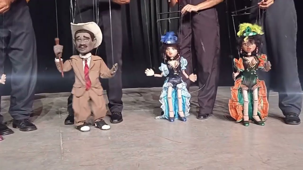 muñeco que se mueve por medio de hilos