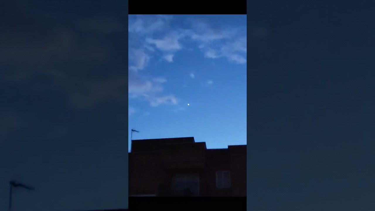 otra estrella brilla en el cielo